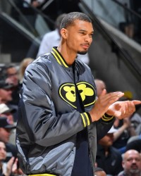 星空体育下载-场边助威！文班亚马身着LV联名夹克在场下为队友鼓掌喝彩