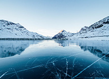 都不敢碰😂帕尔默登贝莱拍决赛宣传片,被架上半空&不敢碰奖杯